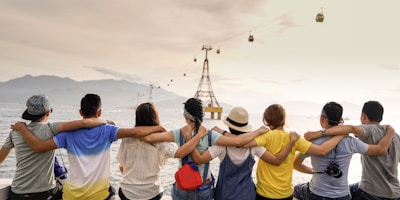 一群球迷在线上社区热烈讨论比赛场景