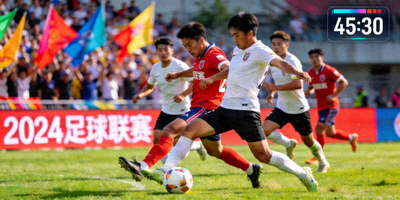 足球比赛现场直播画面，球员正在激烈拼抢