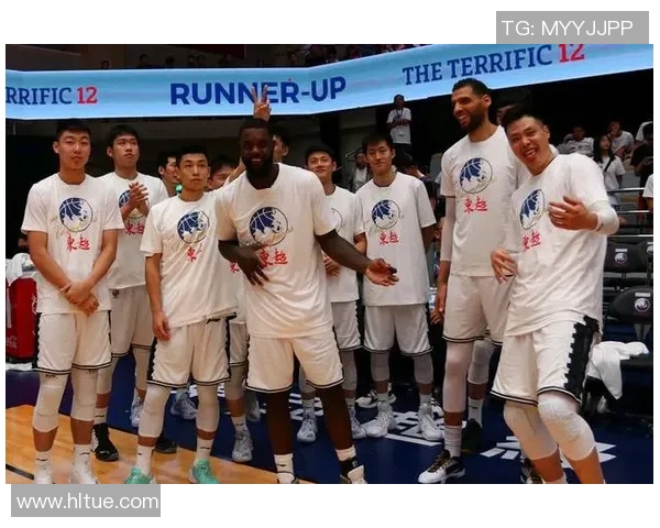 武汉篮球队团队协作引发热议球迷对战术配合及球员表现展开激烈讨论